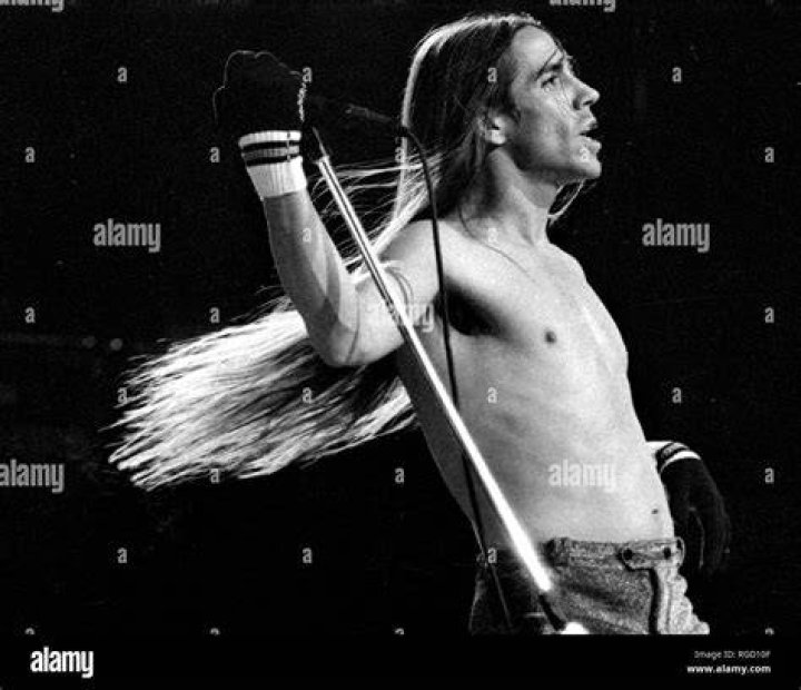 A young Anthony Kiedis and Flea of the Red Hot Chili Peppers, 1986. 9GAG
