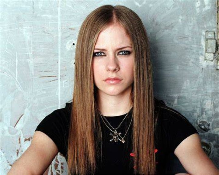 Avril Lavigne isn't pregnant in 2022 as dress illusion causes confusion