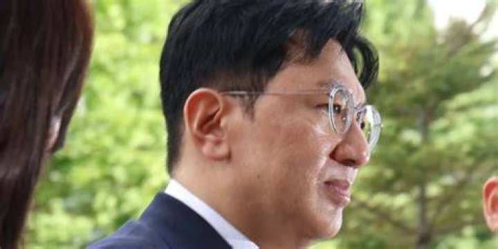 Bang Si Hyuk captured on a trip with a beautiful "girlfriend" 25 years his junior? allkpop