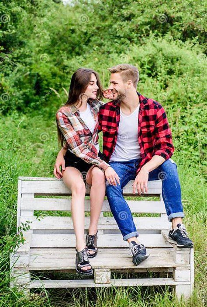 Boyfriend's Phone Connects to Car While Cheating in TikTok Video