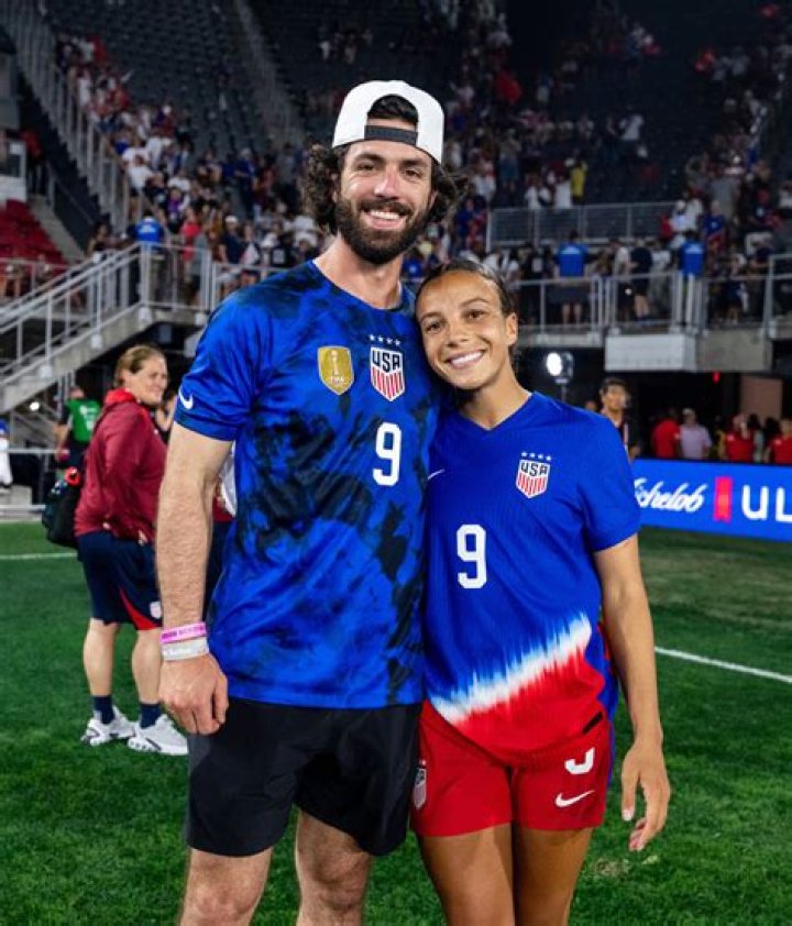 Does Dansby Swanson Have A Kid?