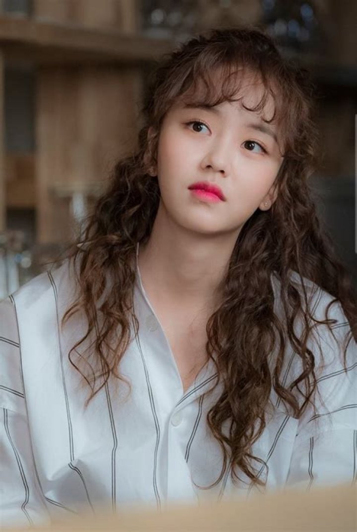 Kim So Hyun spotted filming in water for 'Radio Romance' despite