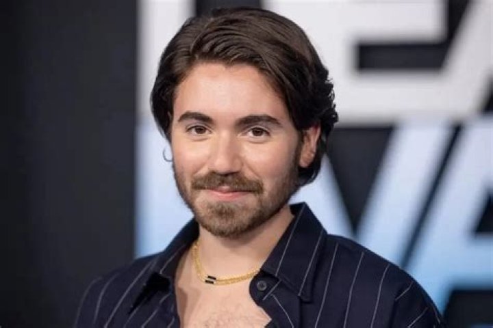 Noah Galvin Biography, Height & Life Story Super Stars Bio