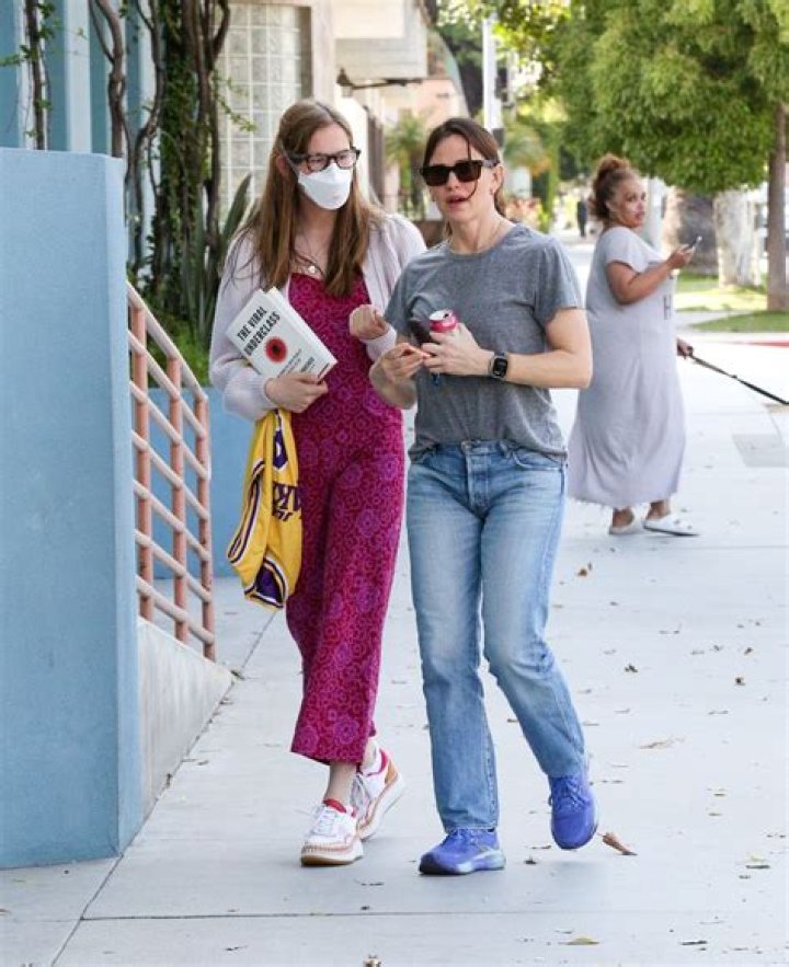 Violet Affleck Bio Life & Net Worth of Ben Affleck’s Daughter