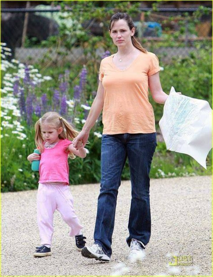 Violet Affleck is Painting Pretty Photo 1970601 Ben Affleck